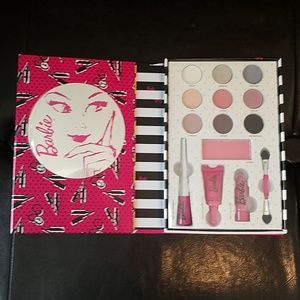 TRADED Barbie collectible Look Book Palette